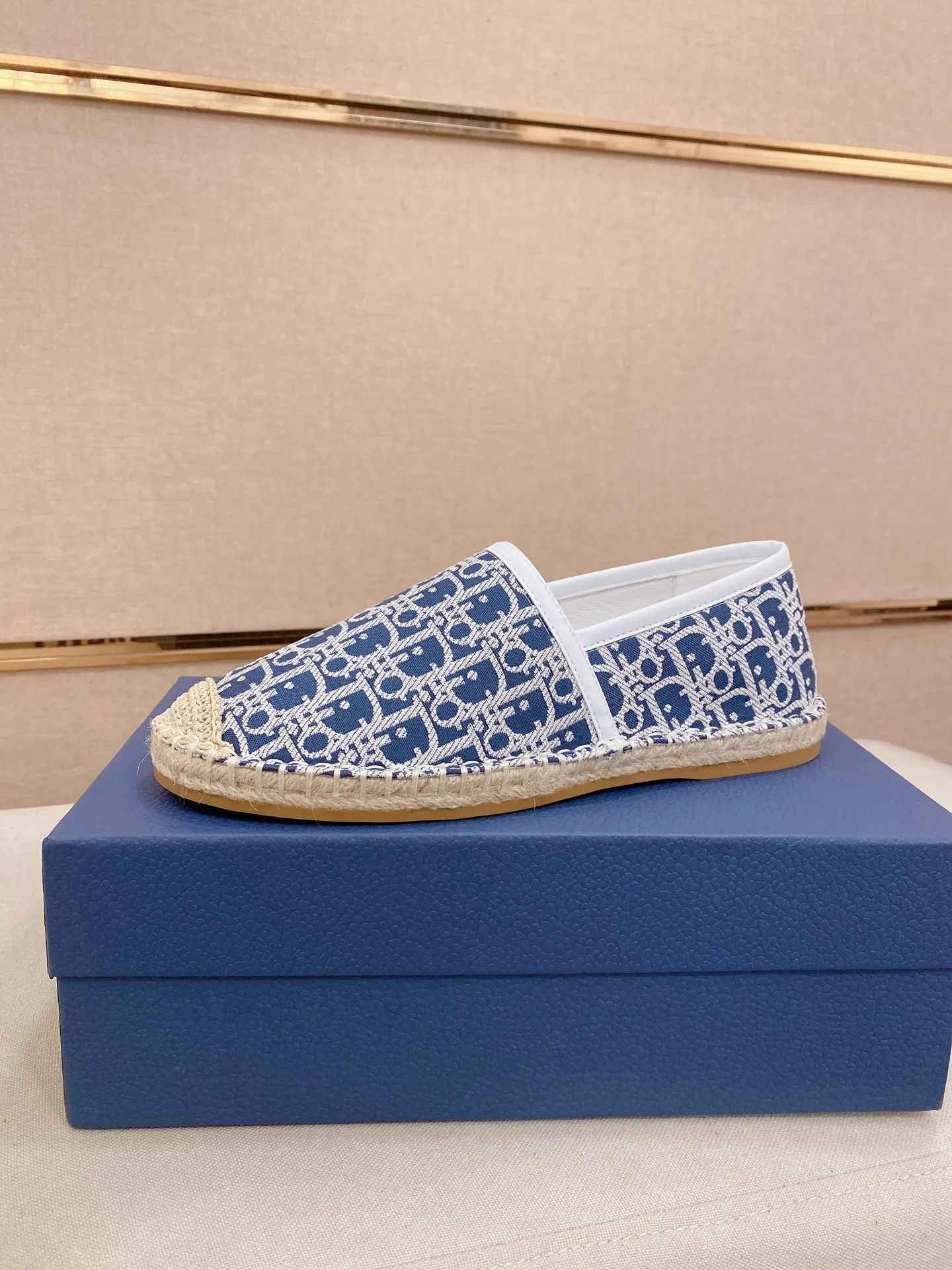 Factory price: 400💰High quality [Dior·Dior] 💫Men's latest slip-on Loaf casual shoes ✔️The original version is available at the counter simultaneously. 1:1 replica🏍️Fabrics: Italian imported fabrics, pure hand-drawn threads, raw rubber breathable and non-slip outsole, lining breathable and comfortable lambskin, 100% comfortable density, original rubber outsole wear-resistant ✔️Code number: 38-44, you deserve it, (Note: 37, 45, 46 can be customized, non-refundable and non-exchangeable)
